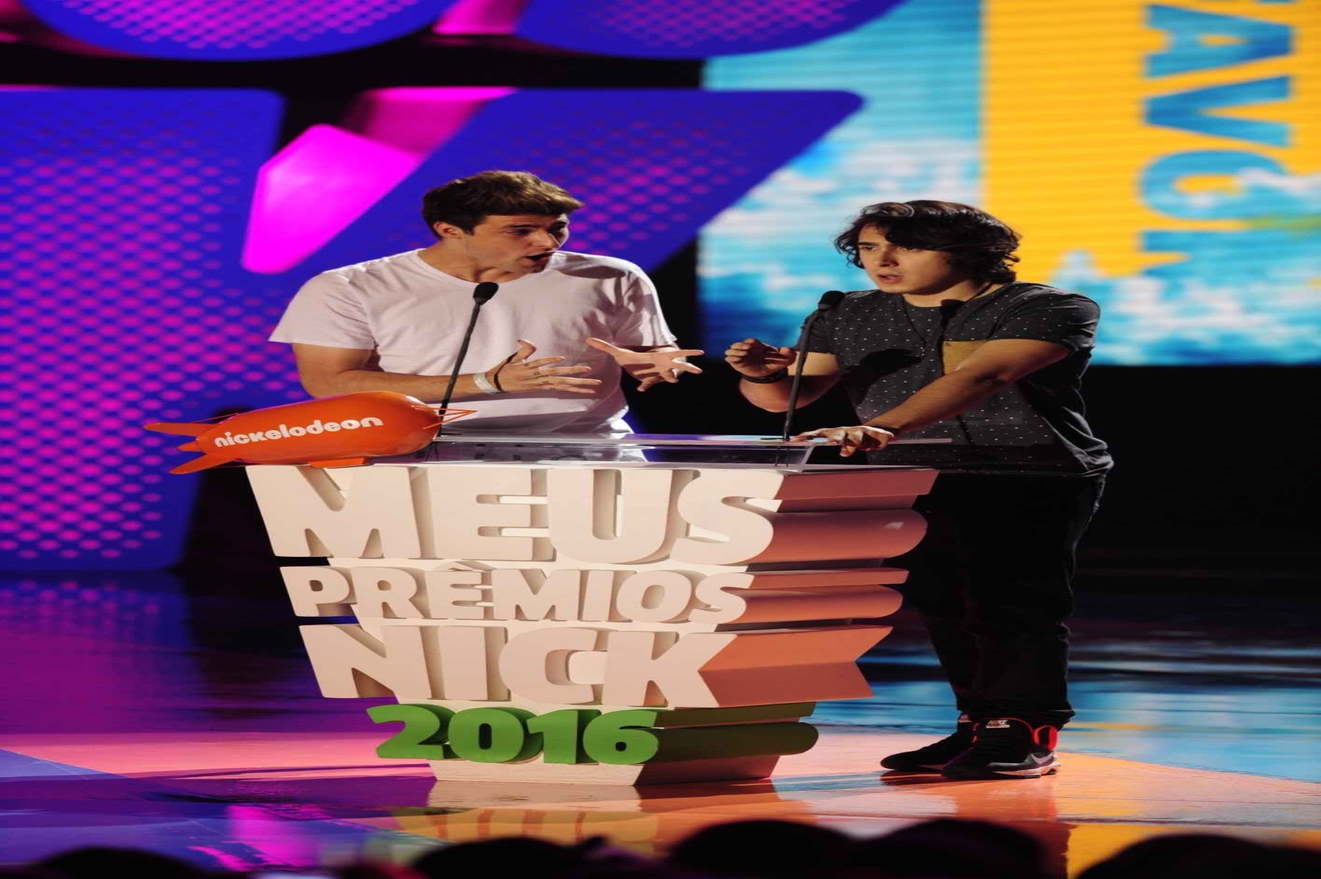 20.out.2016 - Youtubers Pedro Rezende e Felipe Castanhari apresentam categoria no Meus Prêmios Nick 2016 - Samuel Chaves/Brazil News