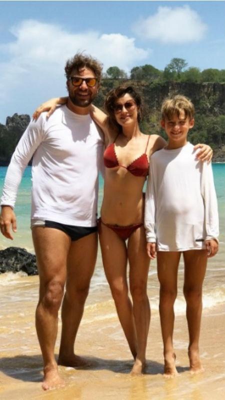 Fernanda Vasconcellos ao lado do namorado, Cássio Reis, e o filho dele, Noah, em Fernando de Noronha - Reprodução/Instagram/fevasconcellos