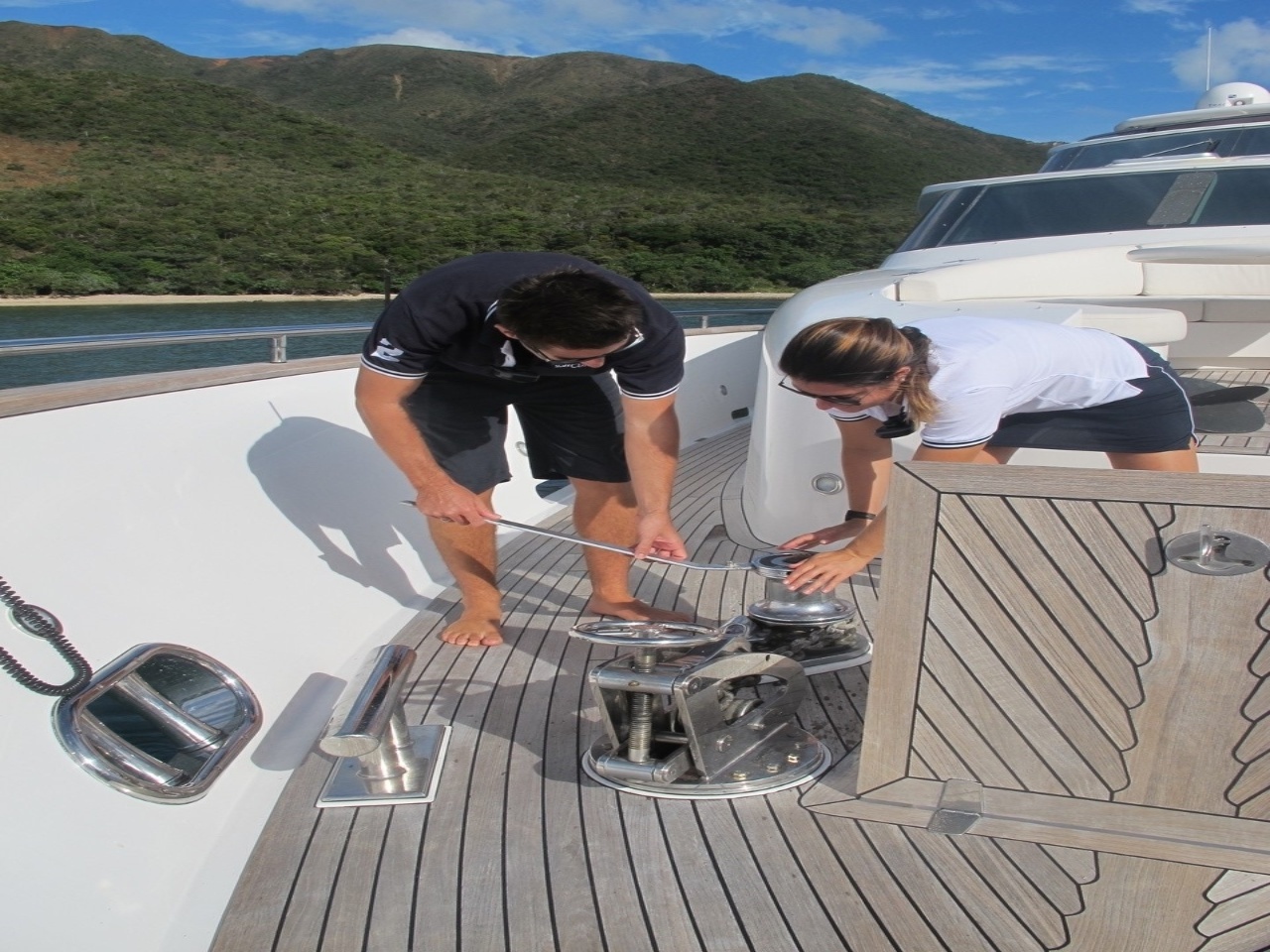 Como stewardess, a brasileira Sabrina Nogueira basicamente lava, passa, serve e administra o entretenimento que acontece dentro do iate de seus empregadores - Arquivo pessoal