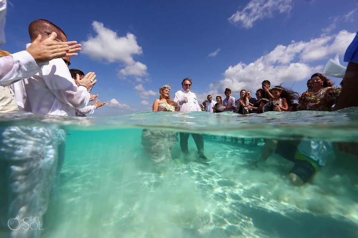 Suzana é instrutora de mergulho e sempre adorou o mar, um dos motivos que fez com que ela quisesse oficializar a sua união no meio do oceano. Na foto, ela é levada ao "altar" - Del Sol Photography/Reprodução