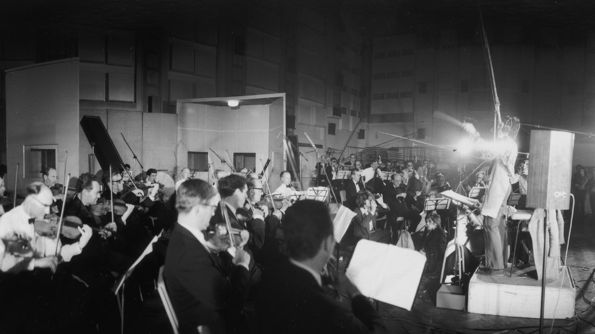 15.fev.1967 - Paul McCartney conduz uma orquestra de 41 componentes durante as gravações do álbum "Sgt. Pepper's Lonely Hearts Club Band" - Larry Ellis/Express/Getty Images