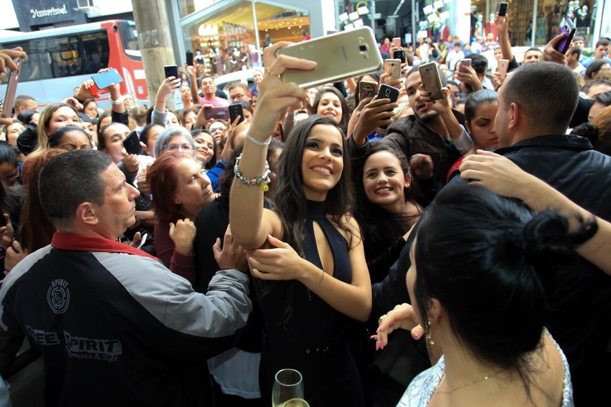 Vencedora do "BBB17", Emilly Araújo causou alvoroço durante a inauguração de uma loja popular de roupas no bairro do Brás, centro de São Paulo, nesta terça-feira (6). Ela quase não conseguiu entrar no local por causa da multidão que tentou tocá-la. Protegida por seguranças, a ex-sister tirou selfies com os fãs - Marcos Ribas/Brazil News