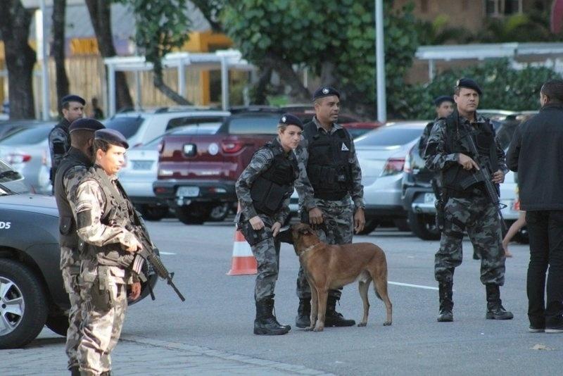 Ao lado do cão Iron, Paolla Oliveira grava cenas da policial Jeiza, de "A Força do Querer", em uma blitz no Leme, na zona sul do Rio - Ag.News