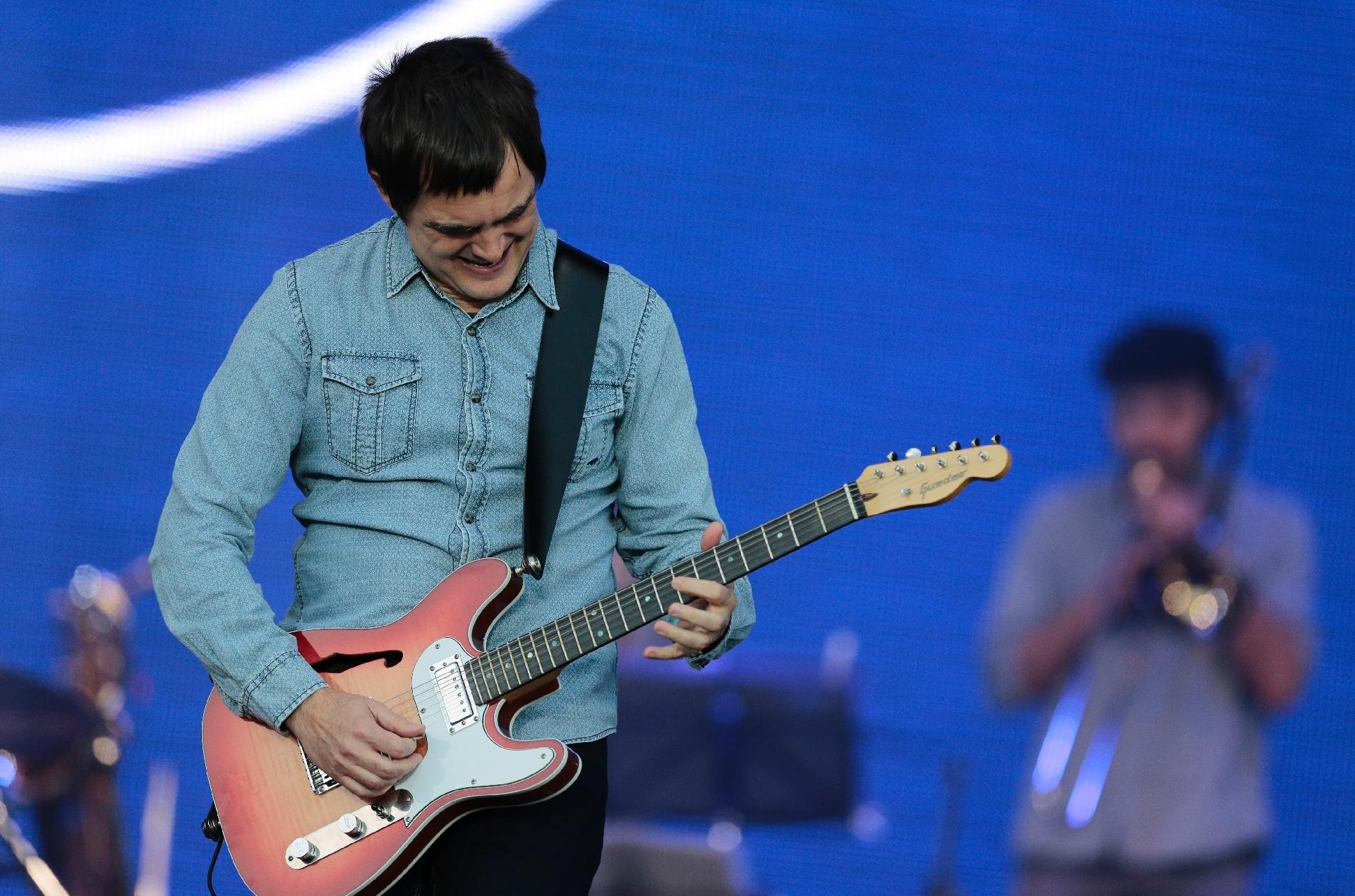 "Dar nova roupagem e fazer uma leitura de canções tão celebradas e marcantes não é tarefa fácil", já tinha assumido Samuel Rosa durante uma entrevista sobre o "Nivea Viva Jorge Ben Jor". Mas, o cantor colocou a assinatura do Skank em vários solos de guitarra - Nelson Antoine/UOL