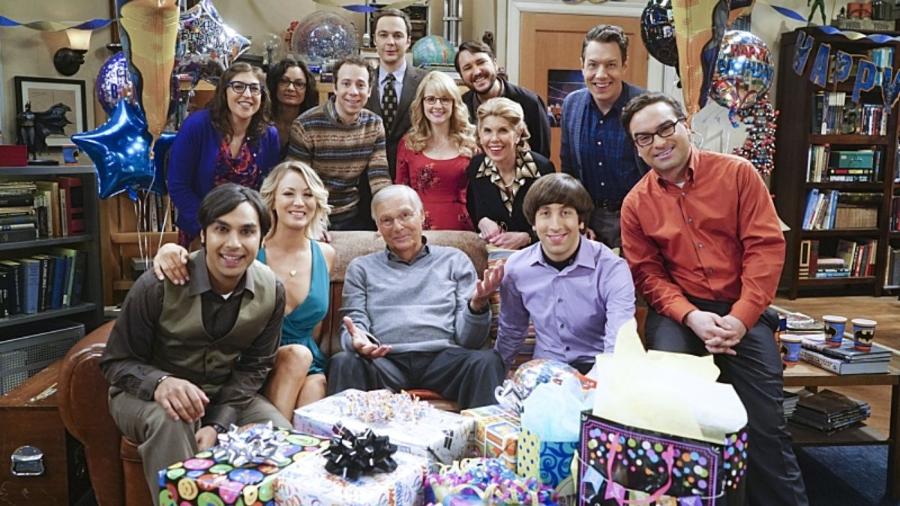 Elenco de "Big Bang Theory" posa com Adam West, que fez participação especial na série - Divulgação
