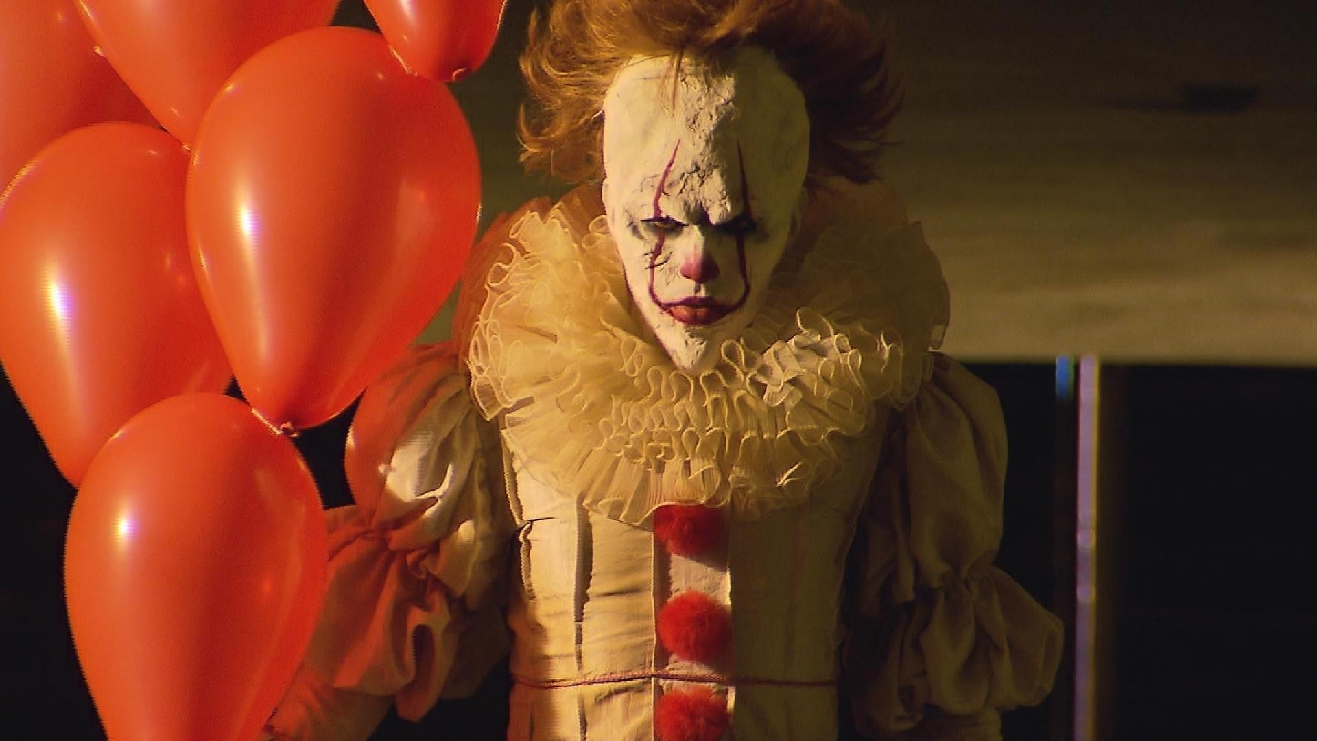 O ator Robim Castro interpreta o palhaço Pennywise na pegadinha "It: A Coisa", do "Programa Silvio Santos" - Divulgação/SBT