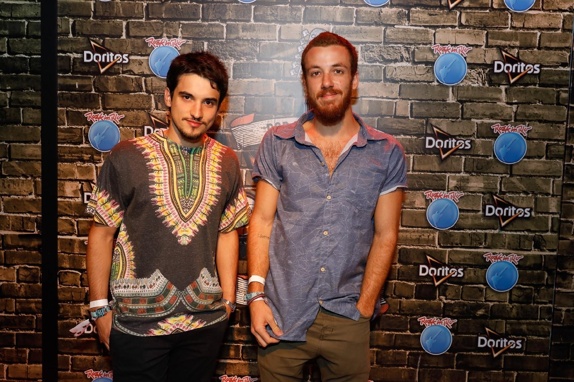 Os atores João Cortez e Gabriel Calamari chegaram juntos ao primeiro dia do festival - Felipe Panfili / Divulgação