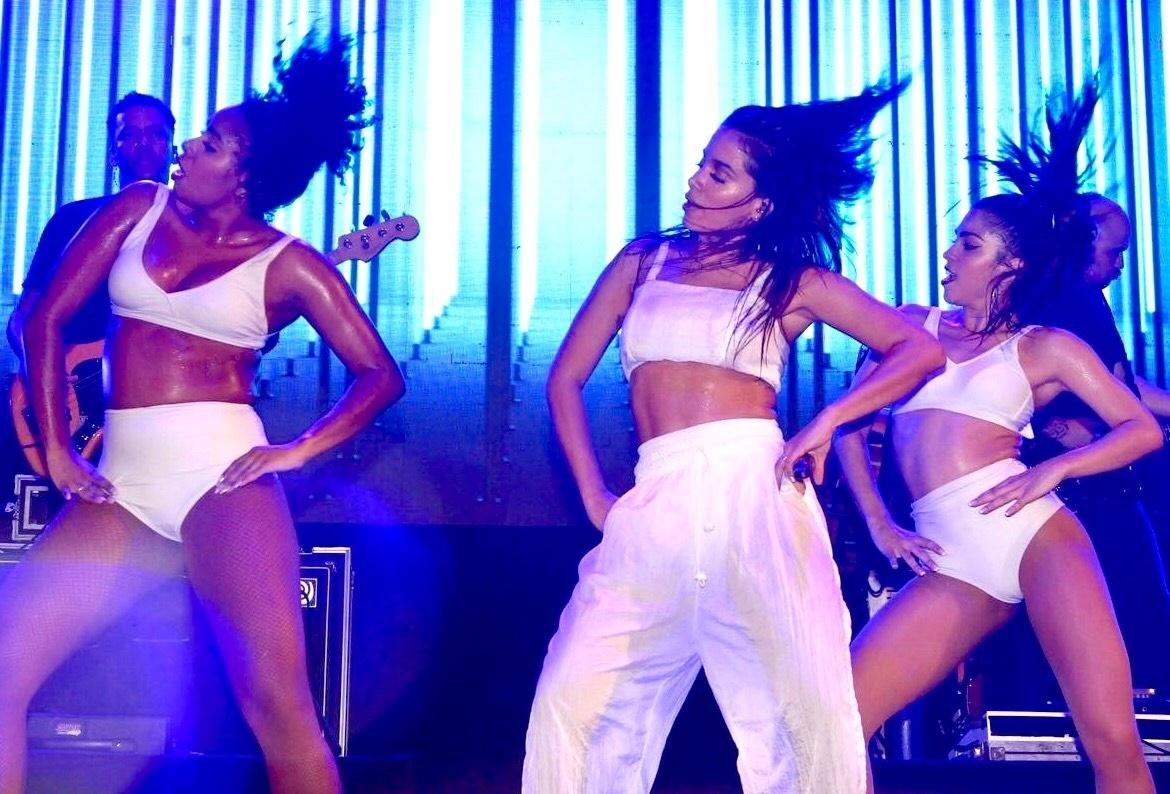 29.12.2017- De barriga de fora, Anitta faz show no evento "Sunset on The Beach" no Guarujá - Brazil News