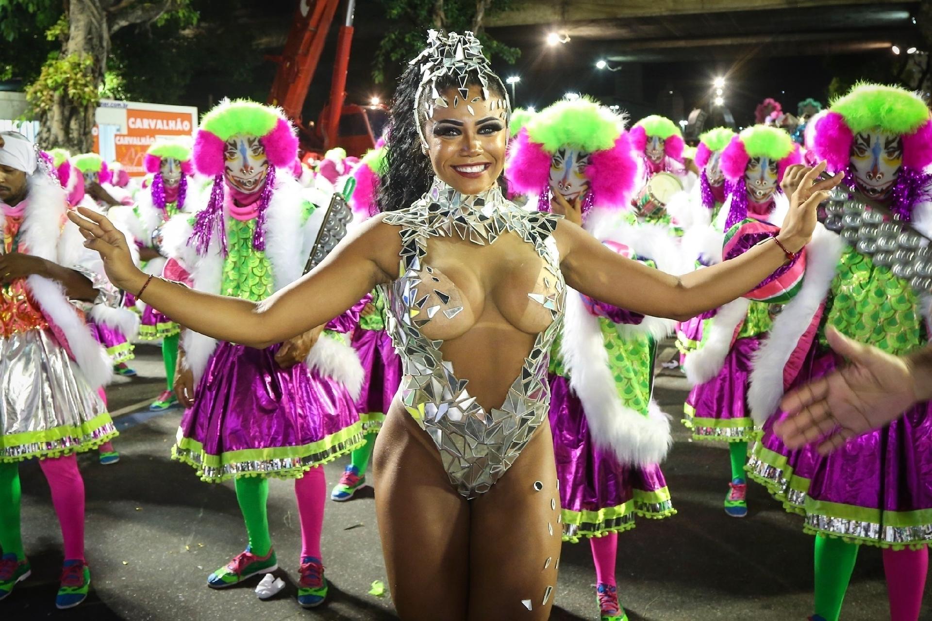 Com fantasia econômica, a rainha de bateria Evelyn Bastos brilhou na Mangueira - Marco Antônio Teixeira/UOL