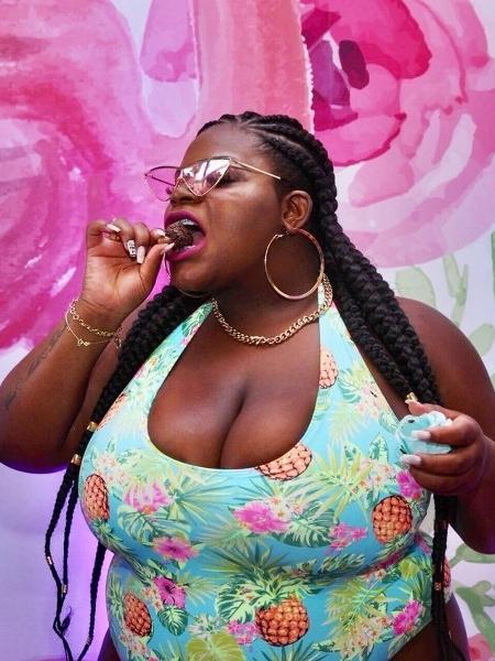 Jojo Todynho apostou em um maiô com estampa colorida combinando com a temática da festa - Divulgação - Divulgação