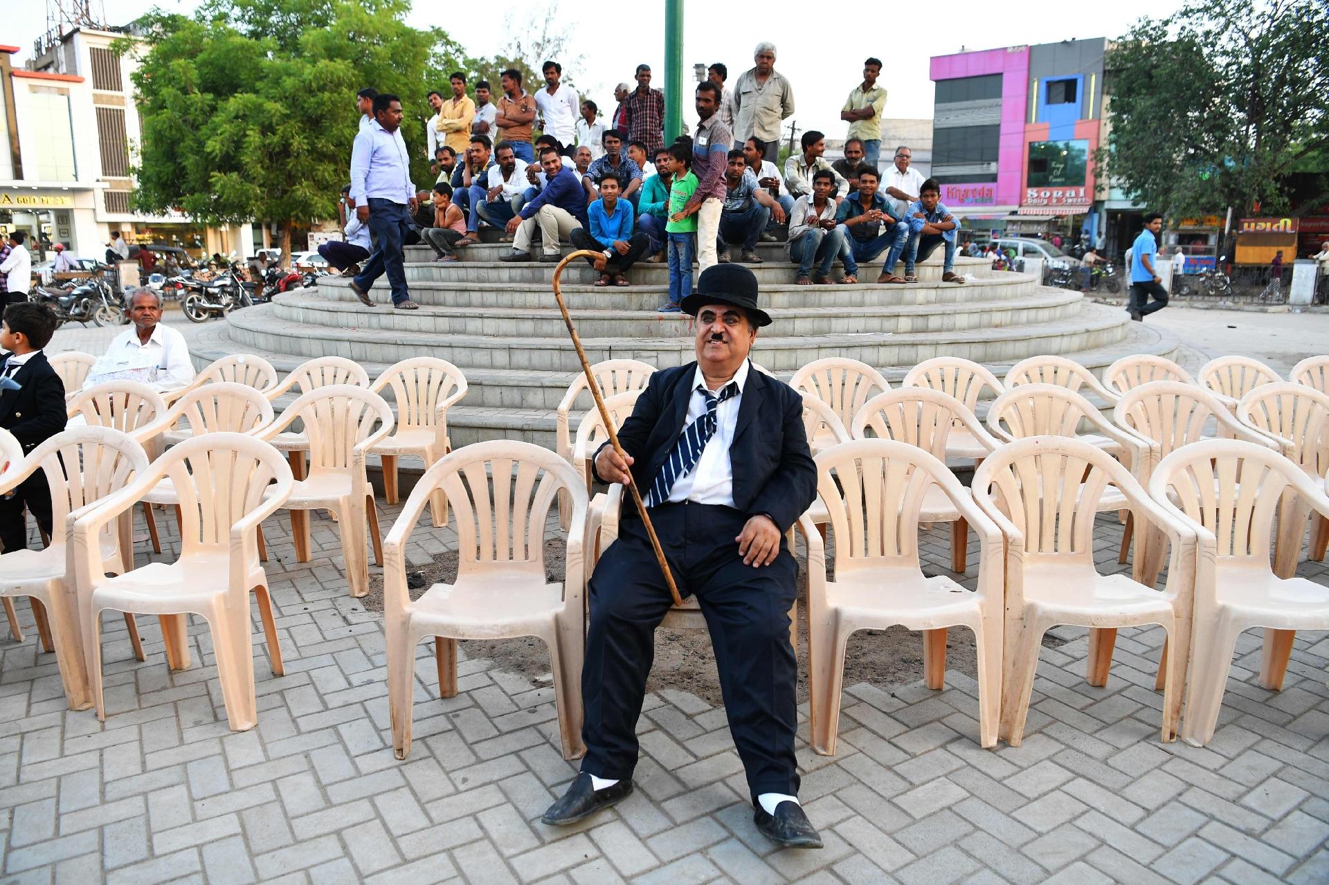 Charlie Chaplin - Aniversário na cidade de Adipur - Indranil Mukherjee/AFP