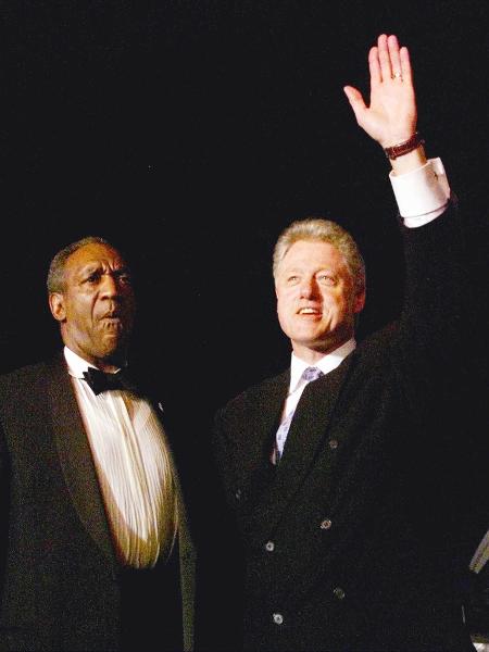 Comediante Bill Cosby e o então presidente dos EUA Bill Clinton durante evento beneficente em Nova York em 1998 - Win McNamee - 12.out.1998/Reuters