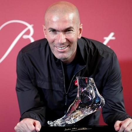 Zidane posa com estatueta de cristal em homenagem a gol na final da Champions League de 2002 - Benoit Tessier/Reuters
