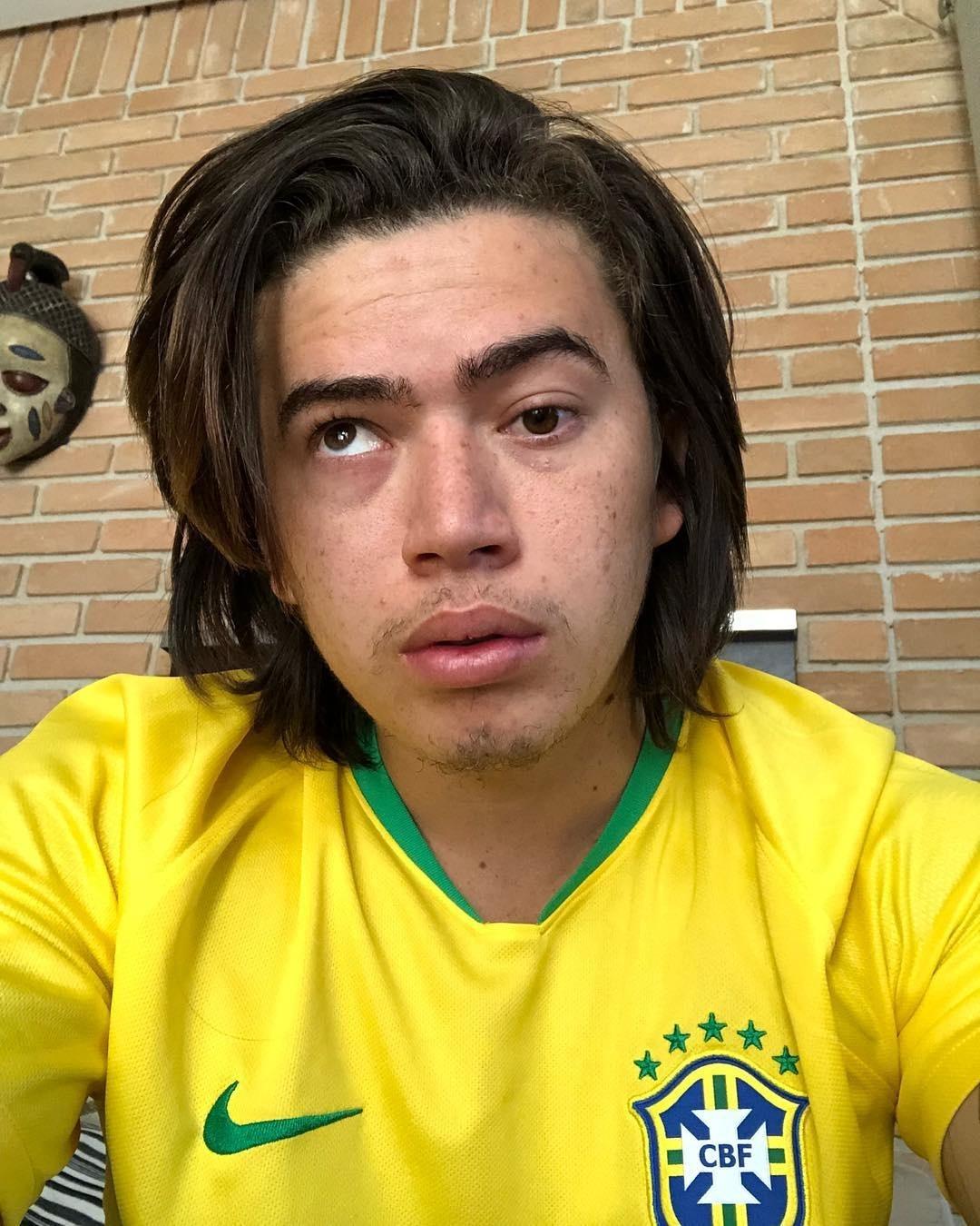 Whindersson Nunes fez uma montagem divertida. "Começou o jogo e eu to um olho na TV outro no celular", brincou ele - Reprodução/Instagram