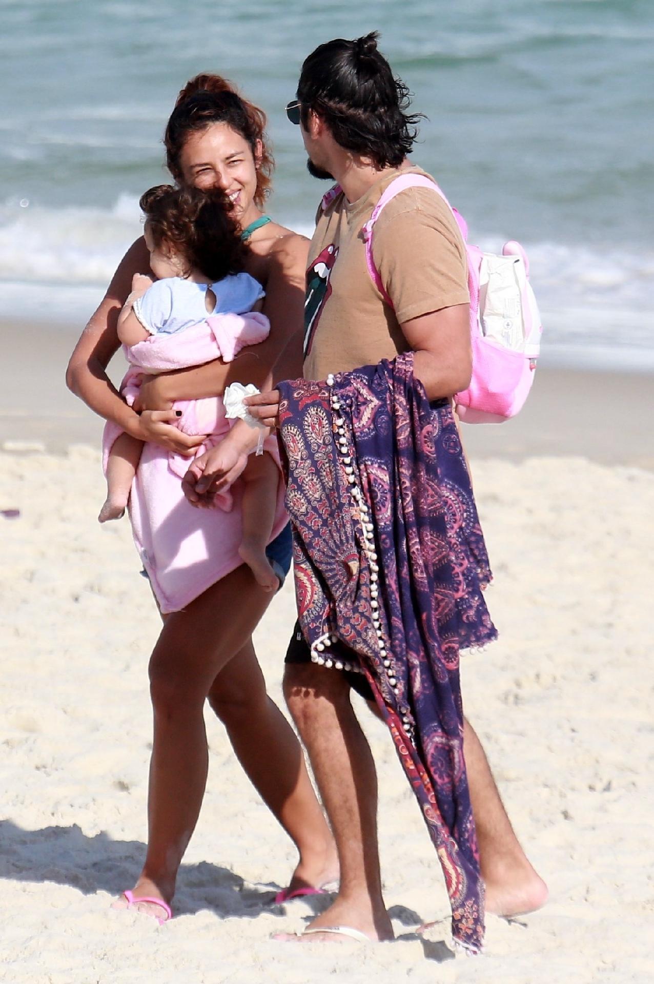Yanna Lavigne e Bruno Gissoni levam a filha Madalena para passear na praia - AgNews