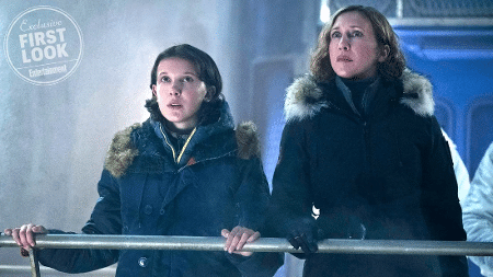 Millie Bobby Brown (a Eleven de "Stranger Things") e Vera Farmiga. - Reprodução/Entertainment Weekl/Warner Bros.