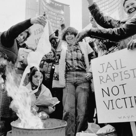 Em 1968, ativistas fizeram queima simbólica de sutiãs e outros itens que representam opressão estética na mulher - Getty Images