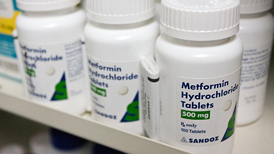 Frascos de um remédio popular para o diabetes, a metformina, em uma prateleira de uma farmácia em Nova Jersey, nos Estados Unidos - Emile Wamsteker/The New York Times