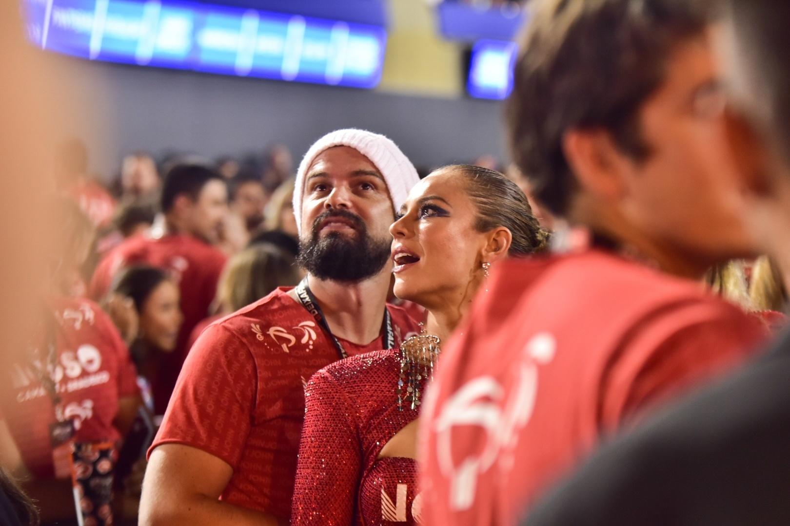 Paolla Oliveira troca carícias com namorado Douglas Maluf na Sapucaí - Leo Franco / AgNews