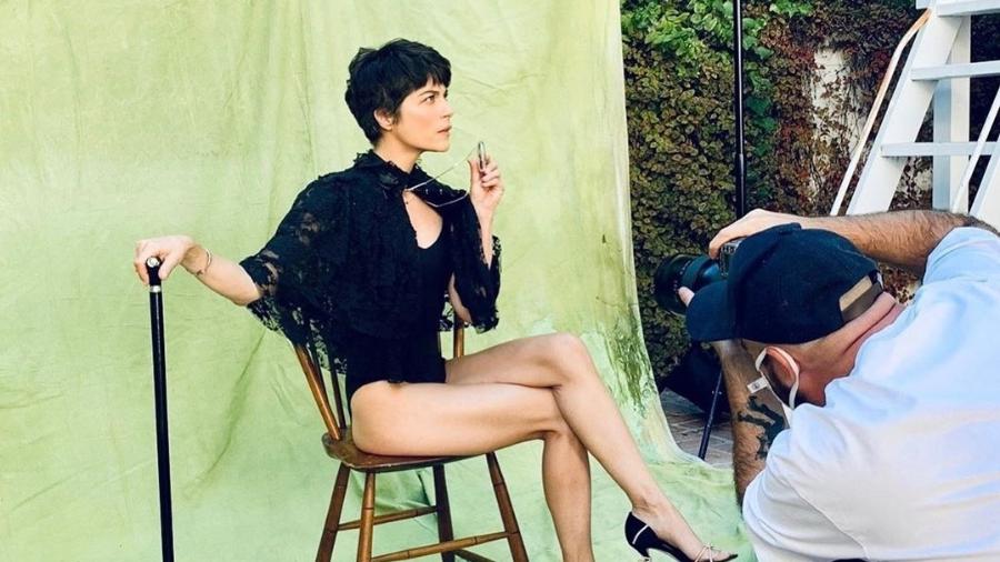 Selma Blair em ensaio improvisado em seu quintal - Reprodução/Instagram