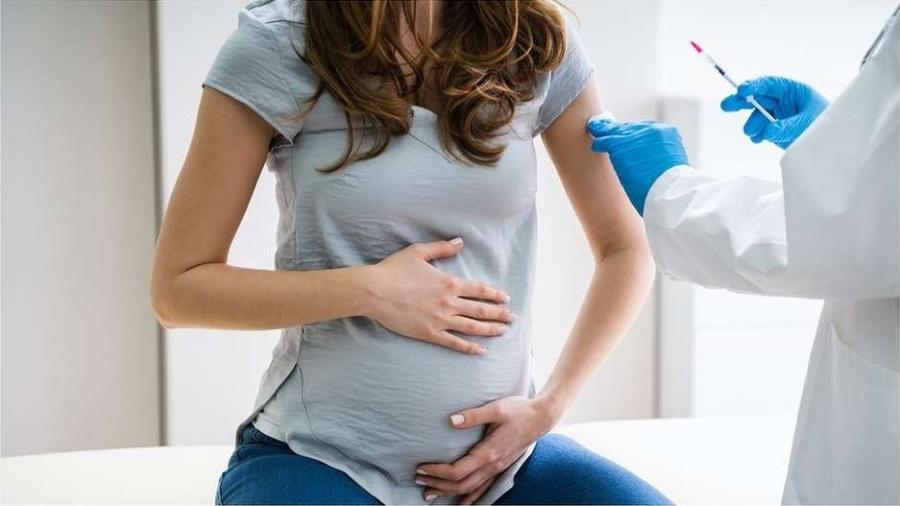Mulheres grávidas são normalmente excluídas dos primeiros ensaios clínicos de novos medicamentos e vacinas - Getty Images/BBC News