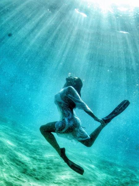Carol Castro foi fotografada no fundo do mar - Reprodução/Instagram