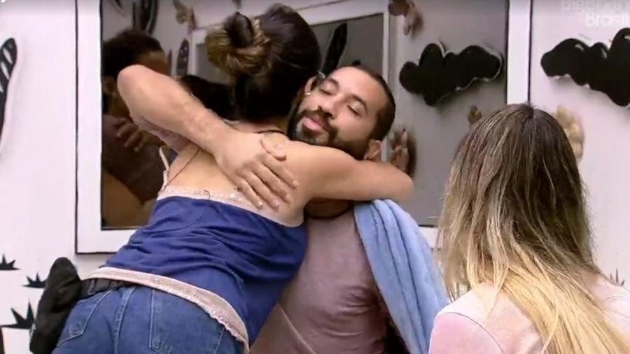 BBB 21: Juliette e Gilberto se abraçam depois de conversa - Reprodução/ Globoplay