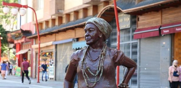 Escultura de Deolinda Madre, conhecida como Madrinha Eunice, no bairro da Liberdade