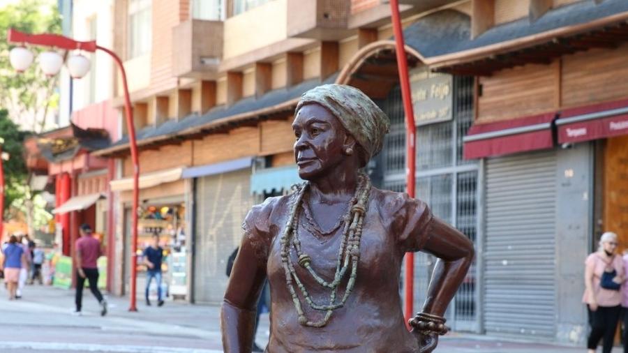 Escultura de Deolinda Madre, conhecida como Madrinha Eunice, no bairro da Liberdade - Rovena Rosa/Agência Brasil