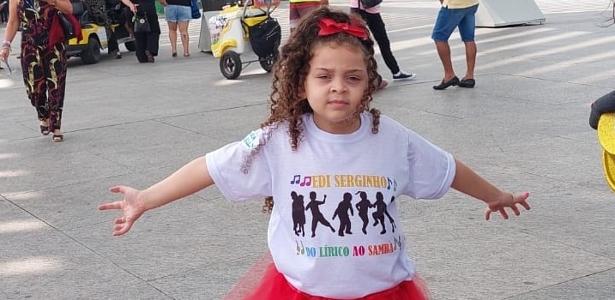 'Laula' troca letras na fala, mas consegue cantar; como isso é possível ...