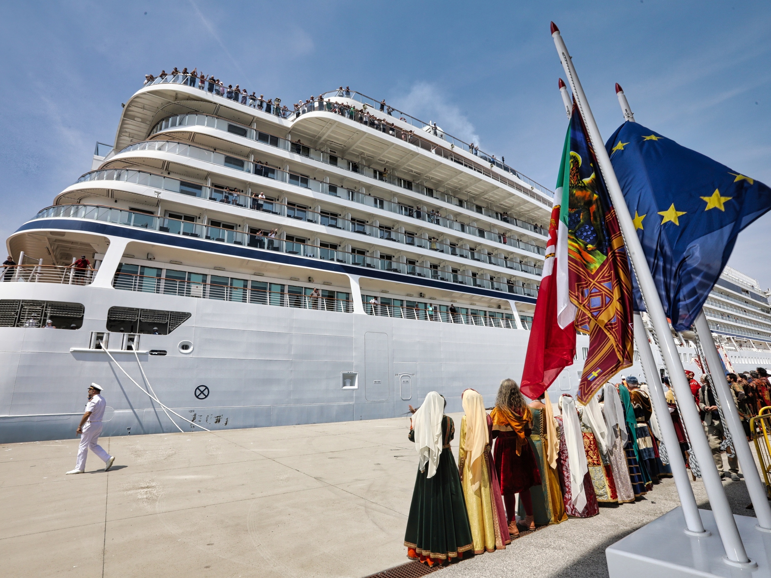 Navio de cruzeiro perde controle em Veneza e quase bate em iate -  08/07/2019 - UOL Notícias