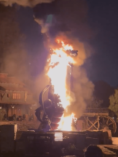 Dragão pegou fogo no parque da Disney, em Anaheim, na Califórnia - Reprodução