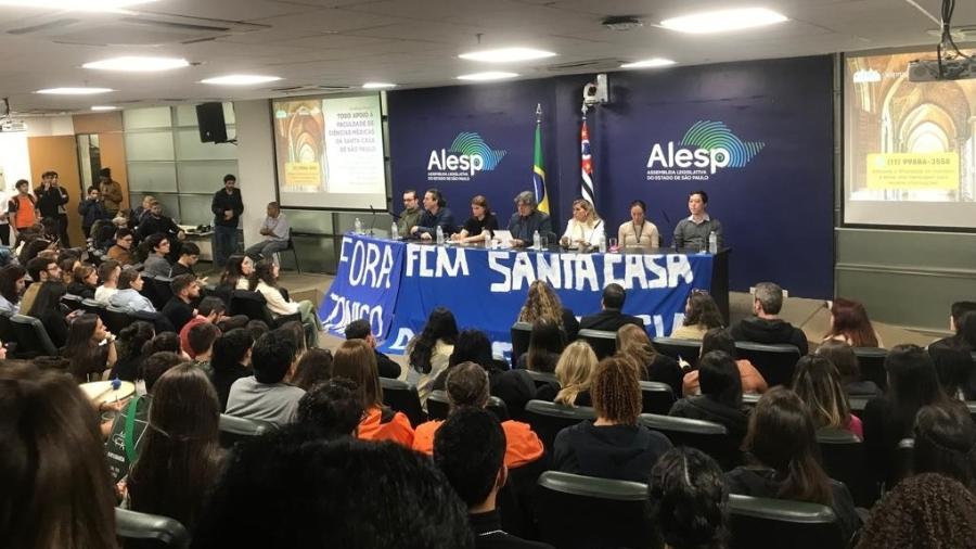 Alunos da Faculdade da Santa Casa durante audiência pública na Alesp, em 31 de maio.  - Tiago Baba