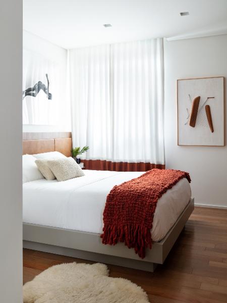 O quarto de Eduardo tem branco e terracota na mistura de cores - Grutz Fotografia/Divulgação - Grutz Fotografia/Divulgação