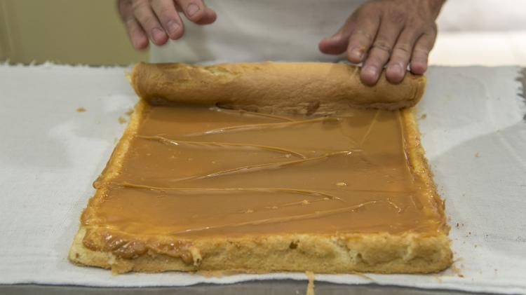 Fabricação de rocambole, produto típico da cidade de Lagoa Dourada