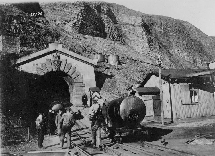 Os túneis de Helgoand foram utilizados para armazenar munição pesada