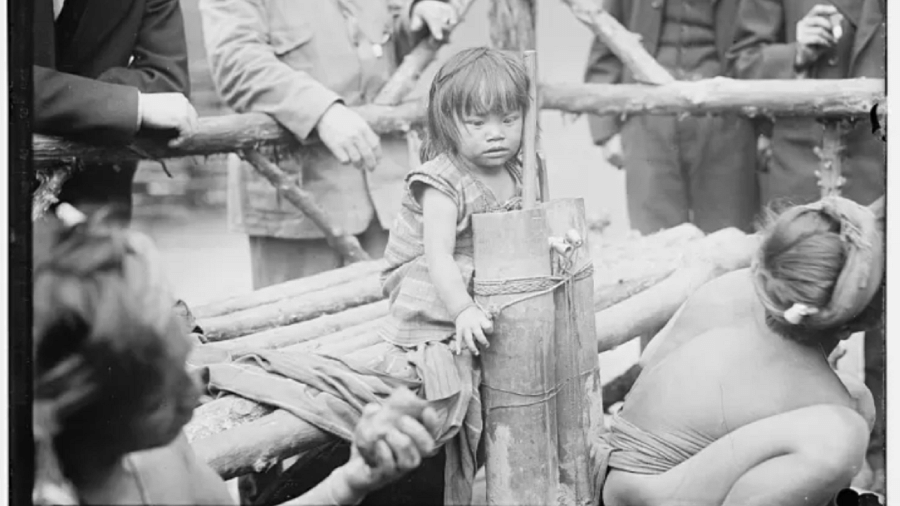 Criança filipina exposta num zoológico humano nos EUA