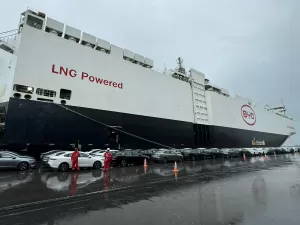 Navio gigante da BYD traz 5,5 mil carros da China antes de imposto subir