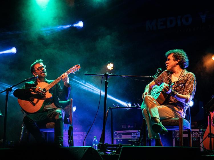 kevin Johansen e Paulinho Moska se apresentam no festival Medio y Medio, no Rio