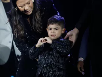 Filho de Marília Mendonça interage com público em homenagem à cantora em SP