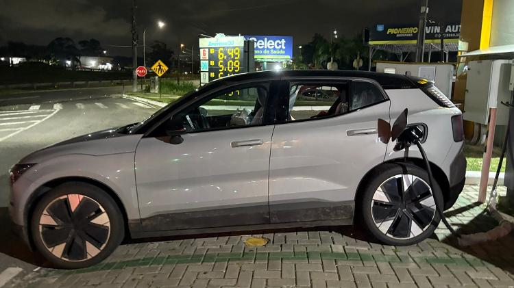 Utilizamos em Balnerário Camboriú um dos 5 eletropostos de recarga rápida que existem entre São Paulo e Porto Alegre Utilizamos em Balnerário Camboriú um dos 5 eletropostos de recarga rápida que existem entre São Paulo e Porto Alegre
