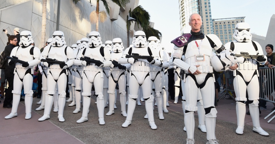 10.jul.2015 - Depois de caminhar mais de 800 km pela Califórnia em homenagem à mulher que morreu de câncer, Kevin Doyle liderou um exército de stormtroopers durante o painel de "Star Wars" na Comic-Con
