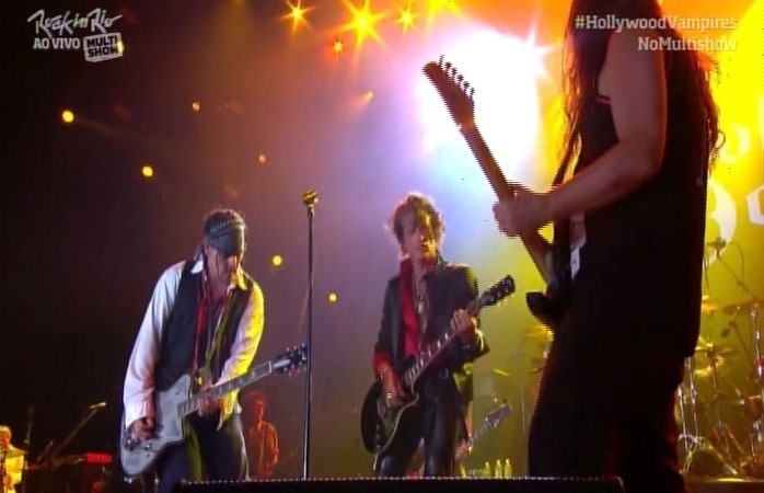 24.set.2015 - O guitarrista do Sepultura, Andreas Kisser, toca junto do Hollywood Vampires no Rock in Rio 2015 - Reprodução