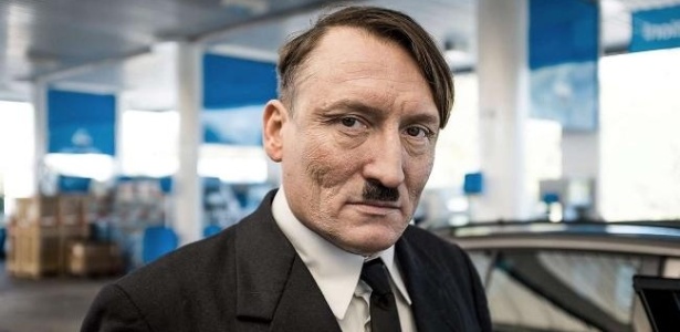 Oliver Masucci vive um Hitler nos dias atuais na adaptação de "Look Who´s Back" - Constantim Film