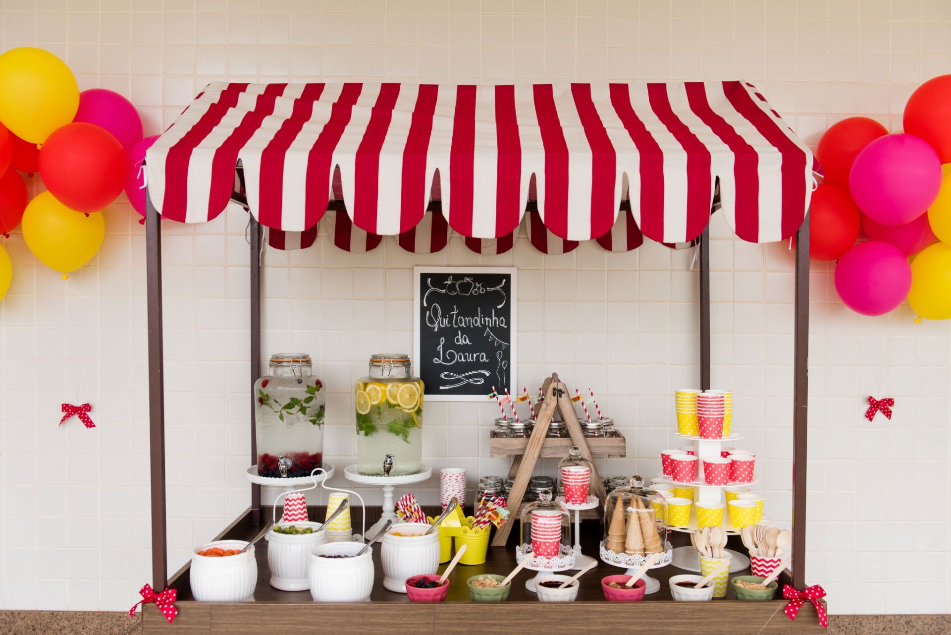 Na festa com tema quitandinha, Kelly Pinheiro, da Bella Fiore (www.blogbellafiore.com), utilizou a lousa para nomear o espaço com sucos e frutas como "Quitandinha da Laura", em referência à aniversariante - Tarciana Araújo/Divulgação
