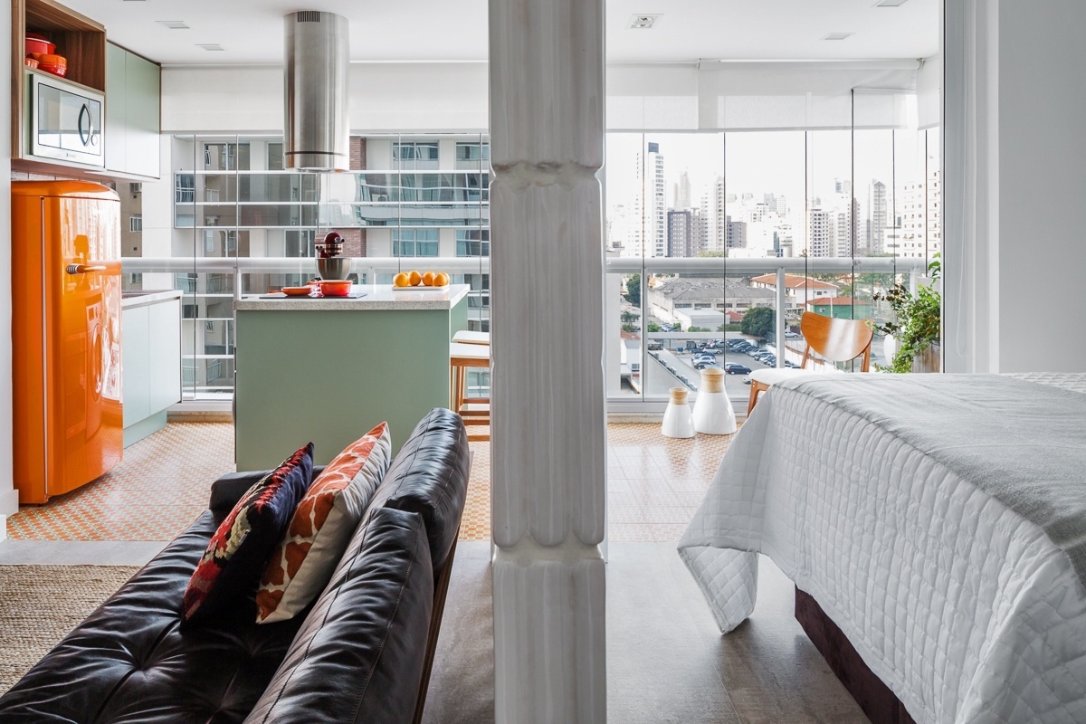 Com a eliminação das portas da varanda/cozinha, todos os ambientes ficaram integrados. O projeto de reforma do apê Affinity é da arquiteta Marcela Madureira - Ana Mello/ UOL