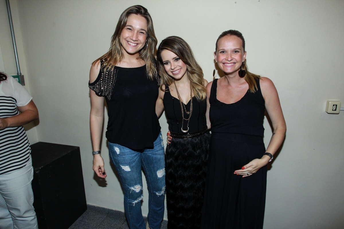 14.nov.2015 - Fernanda Gentil, Sandy e Fernanda Rodrigues na noite da gravação do DVD da cantora no teatro Municipal de Niterói, no Rio - Marcello Sá Barretto/AgNews