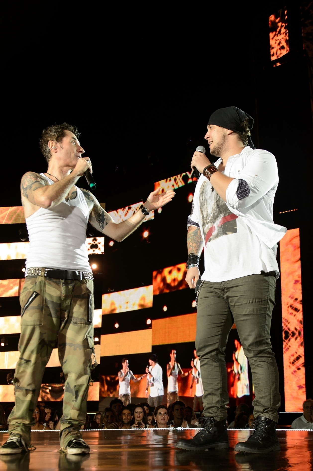 Dinho também divide o palco com os integrantes da banda Malta, vencedora do "SuperStar" em 2014. Eles cantam juntos a música "Dona da Voz" - Ramón Vasconcellos/TV Globo