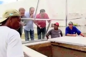 Gugu Liberato abre sepultura de Dercy Gonçalves - Reprodução/TV Record - Reprodução/TV Record