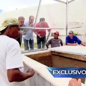 Gugu Liberato abre sepultura de Dercy Gonçalves - Reprodução/TV Record - Reprodução/TV Record